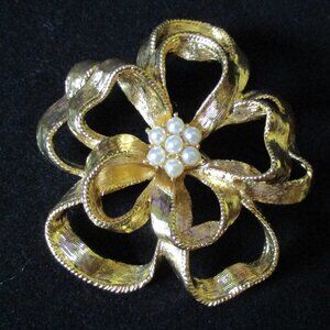 Vintage 3D Faux Seed Pearls and Polished Gold Tone Metal Ribbon Brooch/Pin 2"